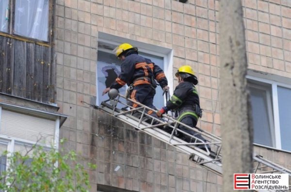 У Луцьку пожежа: п’яний мешканець квартири заснув з запаленою цигаркою. ФОТО 