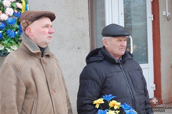  У Луцьку біля дошки Чорноволу пересварилися влада й опозиція. ФОТО