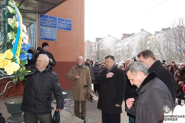  У Луцьку біля дошки Чорноволу пересварилися влада й опозиція. ФОТО