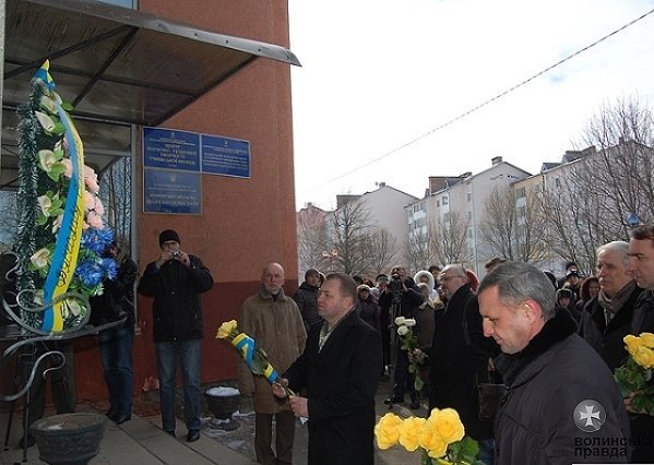  У Луцьку біля дошки Чорноволу пересварилися влада й опозиція. ФОТО