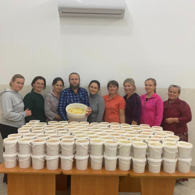 Жителі волинського села приготували майже 200 літрів салату для українських воїнів