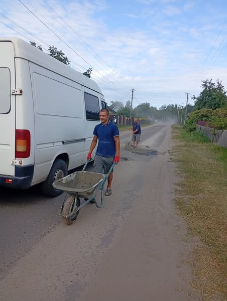 Жителі волинського селища самотужки відремонтували дорогу. ФОТО