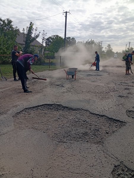 Жителі волинського селища самотужки відремонтували дорогу. ФОТО