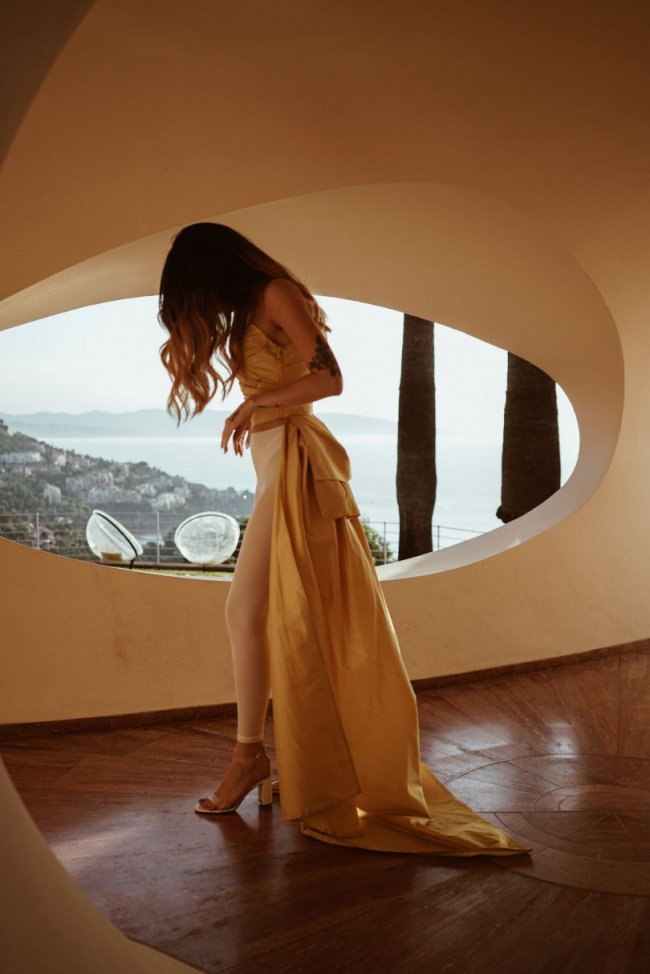 MONATIK і Надя Дорофєєва в купальнику прикрасили обкладинку відомого глянцю