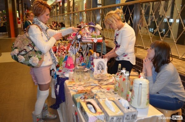 У Луцьку продають вироби ручної роботи для закоханих. ФОТО