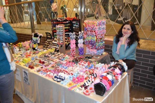 У Луцьку продають вироби ручної роботи для закоханих. ФОТО