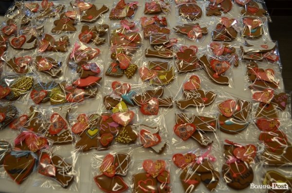 У Луцьку продають вироби ручної роботи для закоханих. ФОТО