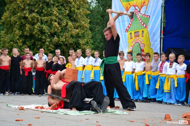 Цегла, скло та цвяхи: лучан вразив виступ учнів школи козацьких бойових мистецтв