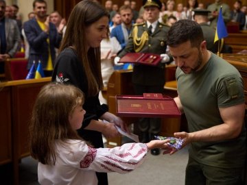 Президент вручив дружині і доньці  танкіста з Волині посмертний орден «Героя України»