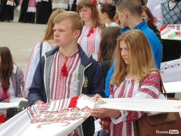 «Єдина країна»: флешмоб у центрі Луцька. ФОТО