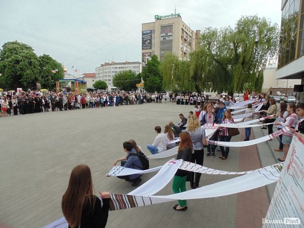 «Єдина країна»: флешмоб у центрі Луцька. ФОТО