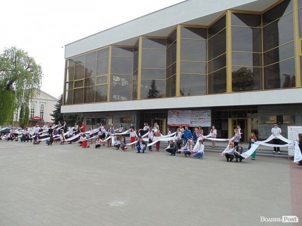 «Єдина країна»: флешмоб у центрі Луцька. ФОТО