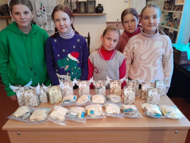 Діти на Волині виготовляють розпалювачі для буржуйок на фронт