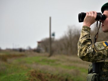 У лісі на Волині прикордонники знайшли сховок для переміщення контрабандних цигарок