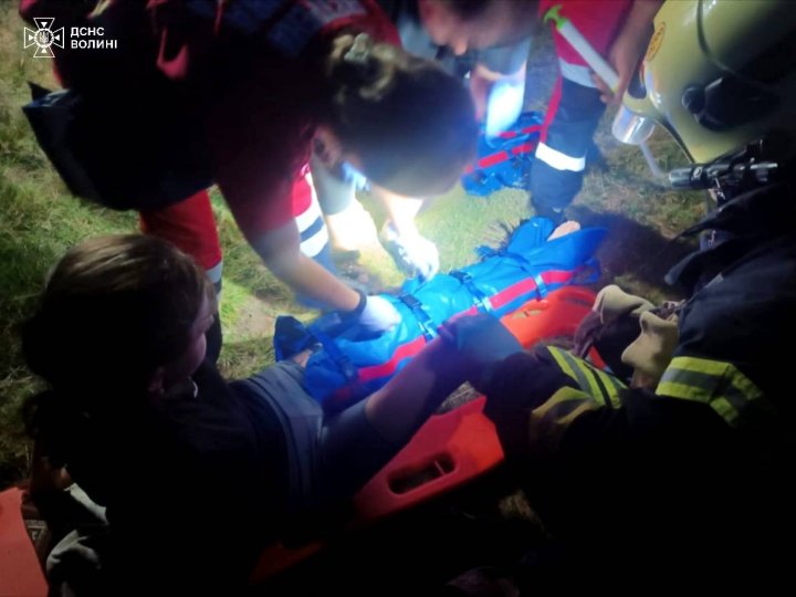 На Волині рятувальники допомогли дитині, якій під час ДТП затисло ногу в мотоциклі. ФОТО
