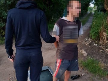 У Луцьку серед вулиці поліція затримала злодія з краденим телевізором в руках. ФОТО