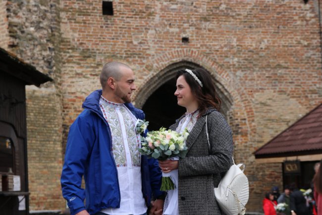 «Це було кохання з першого погляду»: військових одружили за добу у Луцькому замку