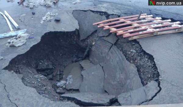 У Нововолинську провалилася дорога. ФОТО