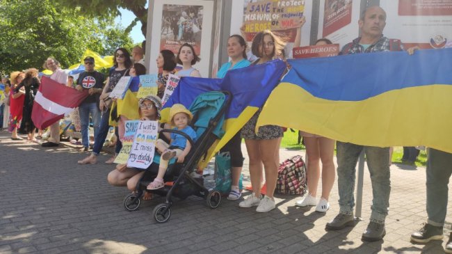 Мітинг в Ризі на підтримку героїв Азовсталі