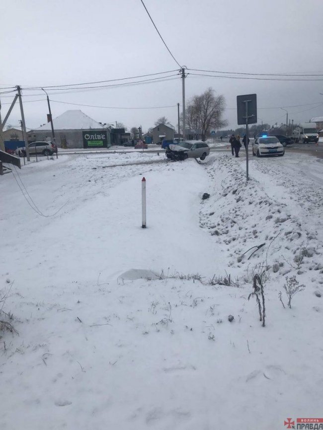 На Волині автомобіль злетів з дороги та зніс бетонний стовп. ФОТО