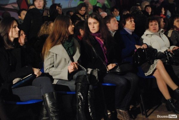 глядачі драми «Батько»