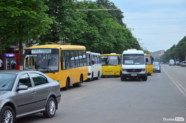 «Рейвах» біля вокзалу у Луцьку: шум, сміття, невиховані маршрутники. ФОТО 