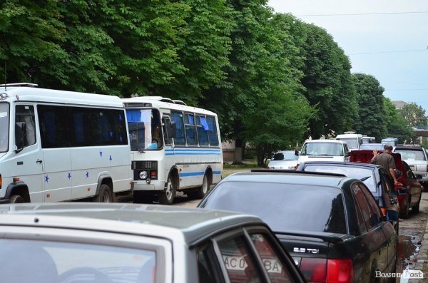 «Рейвах» біля вокзалу у Луцьку: шум, сміття, невиховані маршрутники. ФОТО 