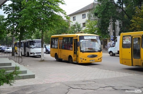 «Рейвах» біля вокзалу у Луцьку: шум, сміття, невиховані маршрутники. ФОТО 