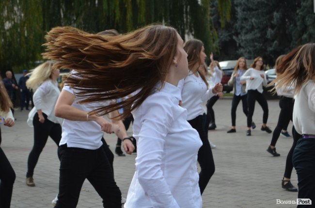 У Луцьку молоді вчителі влаштували запальні танці в центрі міста. ФОТО