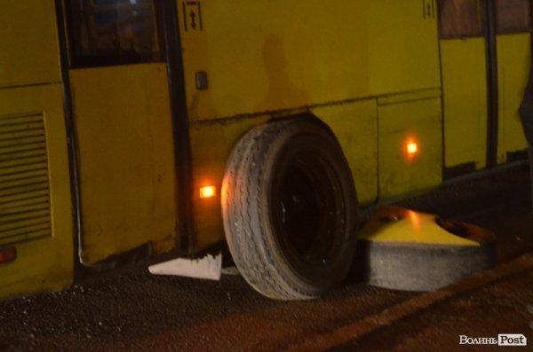 Аварія у Луцьку: в маршрутки відлетіло колесо. ФОТО