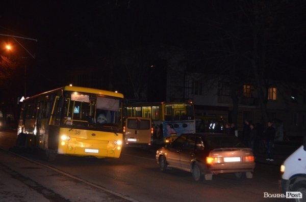 Аварія у Луцьку: в маршрутки відлетіло колесо. ФОТО