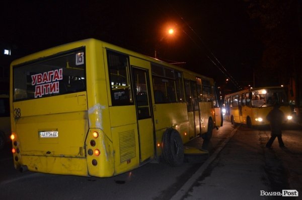Аварія у Луцьку: в маршрутки відлетіло колесо. ФОТО