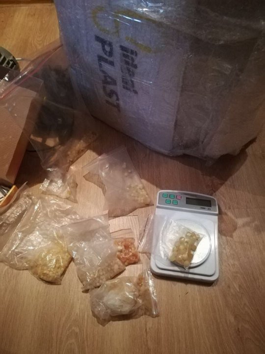 У Луцьку з підпільного цеху вилучили бурштин, елітне авто та тисячі доларів. ФОТО