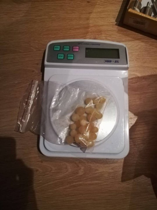 У Луцьку з підпільного цеху вилучили бурштин, елітне авто та тисячі доларів. ФОТО