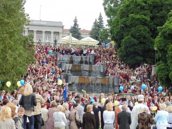 Останній дзвінок у Луцьку: четверта гімназія. ФОТО