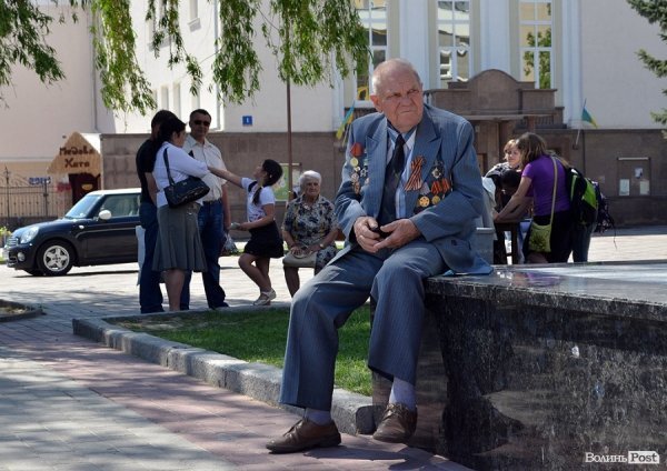 Луцьк напередодні Дня Перемоги: вишиванки і георгіївські стрічки. ФОТО
