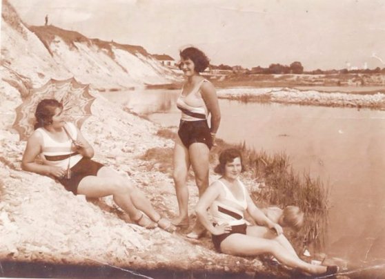 Фото луцьких пляжниць 100 років тому