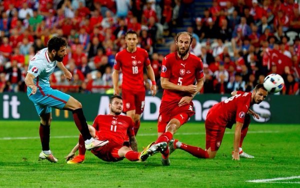 Озан Туфан забиває другий гол у ворота чехів