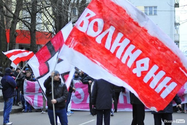 Футбольні фани у Луцьку влаштували марш. ВІДЕО