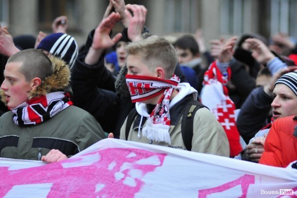 Футбольні фани у Луцьку влаштували марш. ВІДЕО