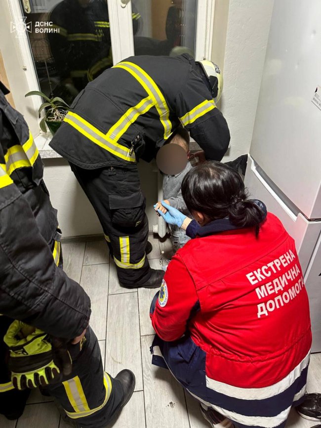 У Луцьку рятувальники допомогли 3-річній дитині, рука якої застрягла в батареї