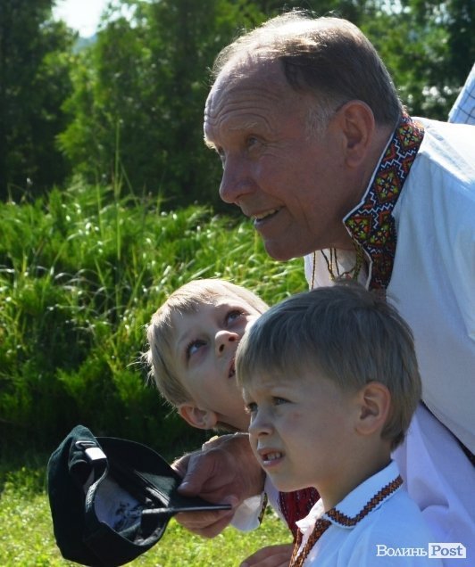 Дід розповідає своїм онукам про битву, ті - захоплено слухають 