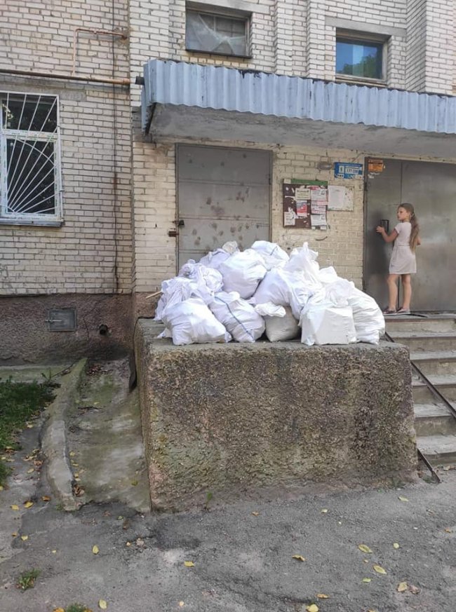 У Луцьку мешканці багатоповерхівок закидали двори будівельним сміттям. ФОТО