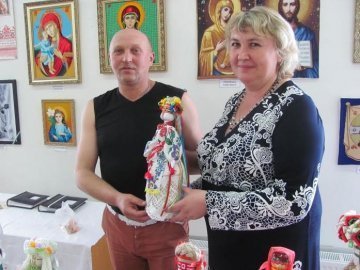 Творчі люди Луцька презентували колекцію вишитих картин та ляльок-мотанок