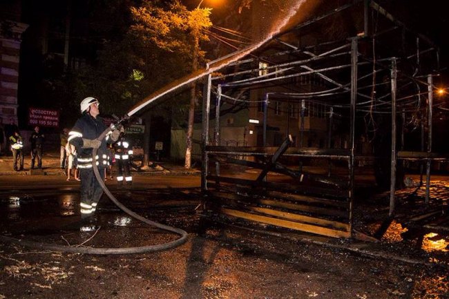 У Дніпрі згорів літній майданчик піцерії, яку заснували атовці