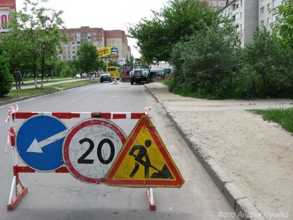 У Луцьку два тижні протікала труба. Комунальники знали, але займалися іншим
