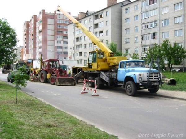 У Луцьку два тижні протікала труба. Комунальники знали, але займалися іншим