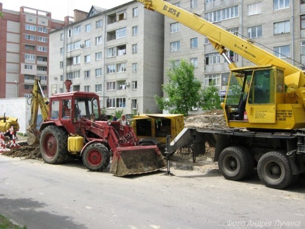 У Луцьку два тижні протікала труба. Комунальники знали, але займалися іншим