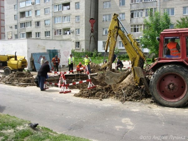 У Луцьку два тижні протікала труба. Комунальники знали, але займалися іншим