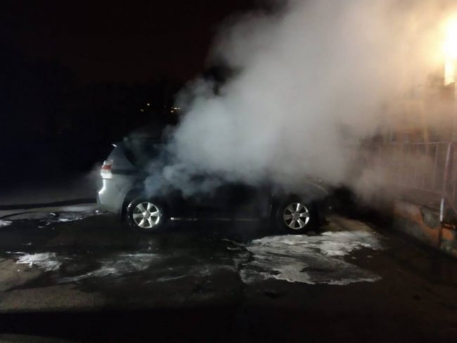 У Рівному спалили позашляховик з кримськими номерами. ФОТО